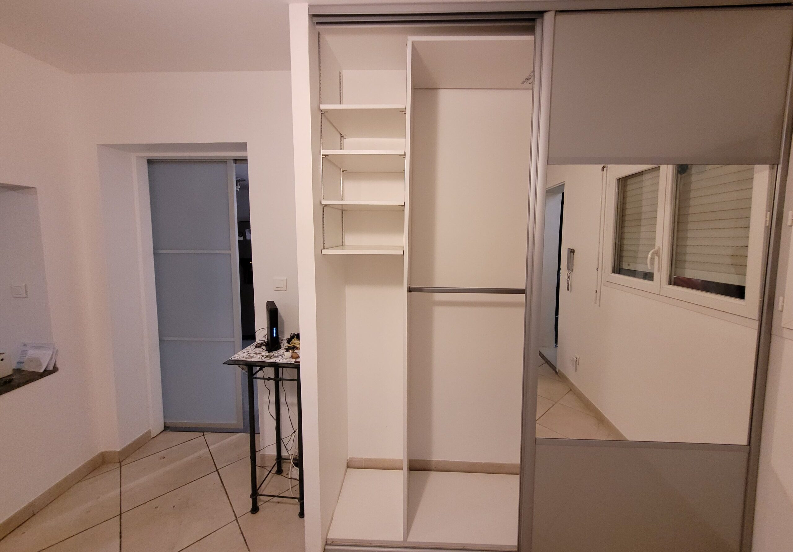 Placard moderne sur mesure blanc réalisé par ACDC Menuiserie à Montpellier avec portes coulissantes et finitions grises,