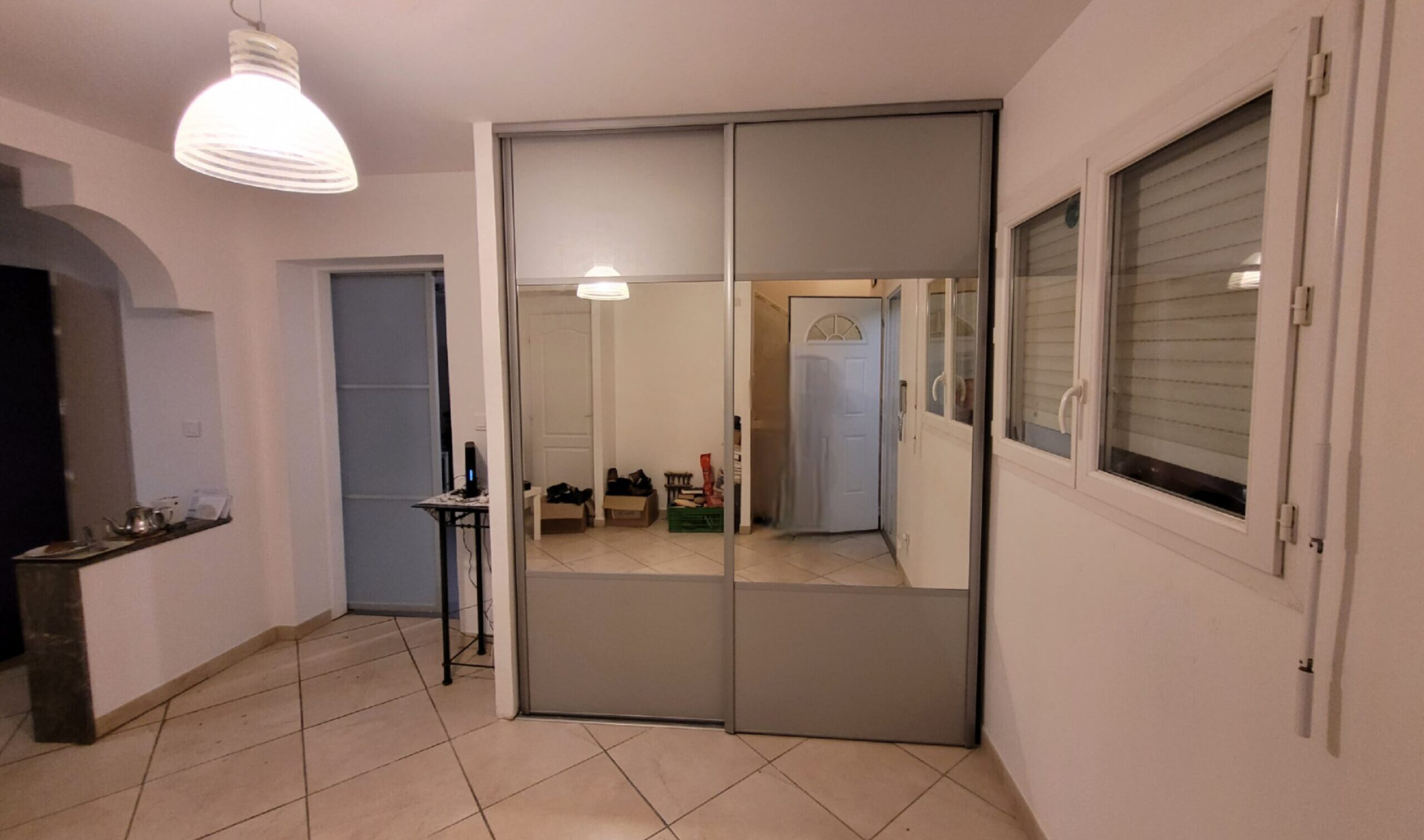 Armoire portes coulissantes miroir installée par ACDC Menuiserie dans une chambre moderne à Montpellier,