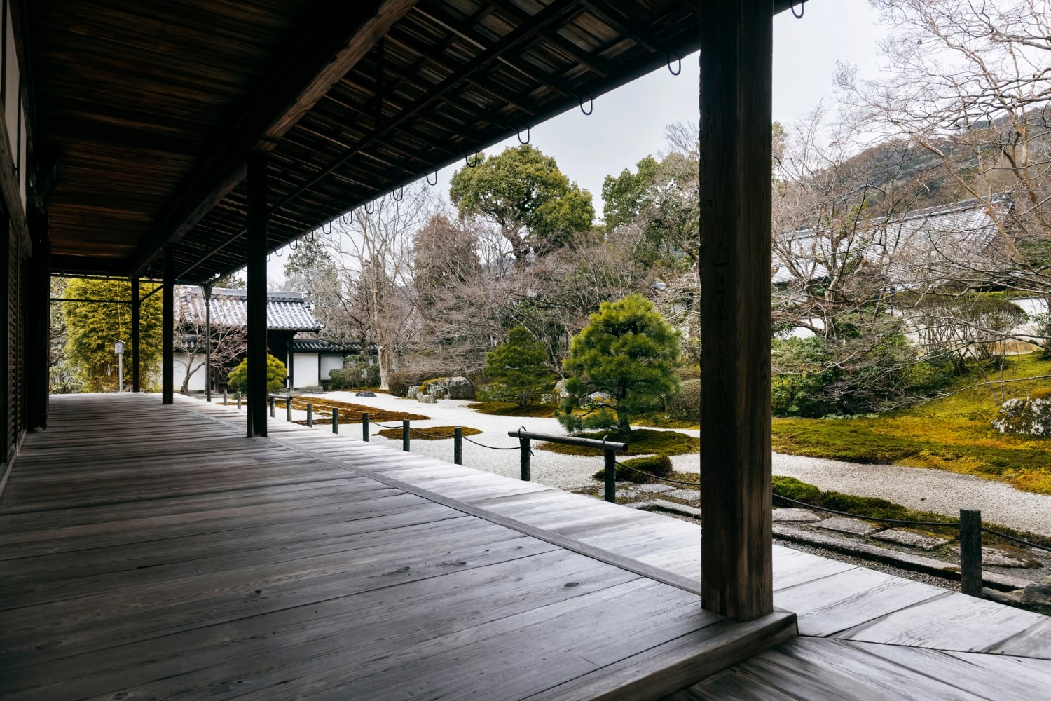 Terrasse en bois par ACDC Menuiserie à Montpellier surplombant un jardin zen japonais apaisant,