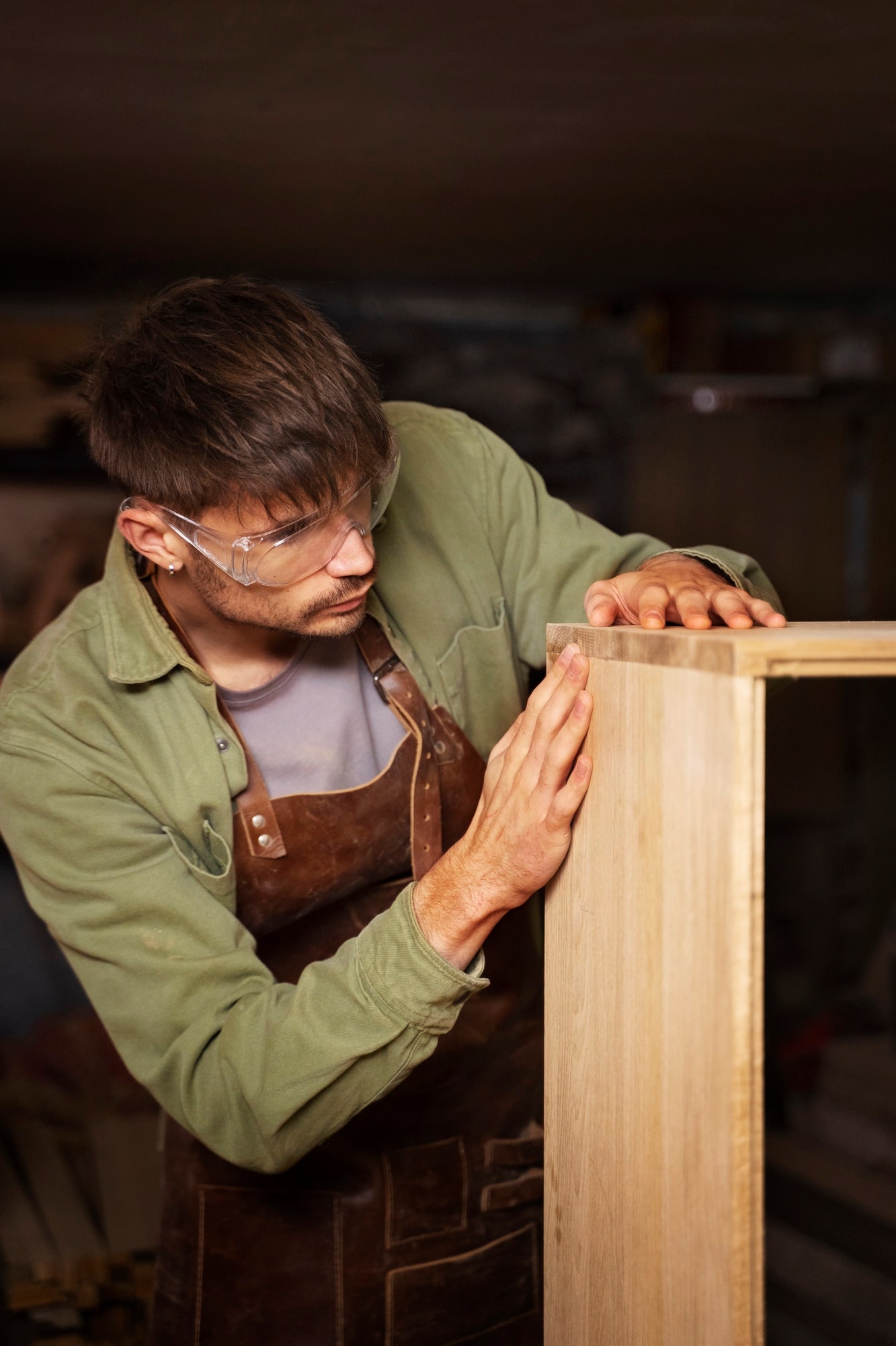artisan ACDC Menuiserie façonnant un meuble en bois dans son atelier à Montpellier,