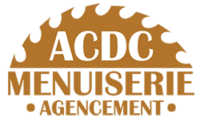 Logo minimaliste ACDC Menuiserie en blanc sur fond marron, entreprise à Montpellier,