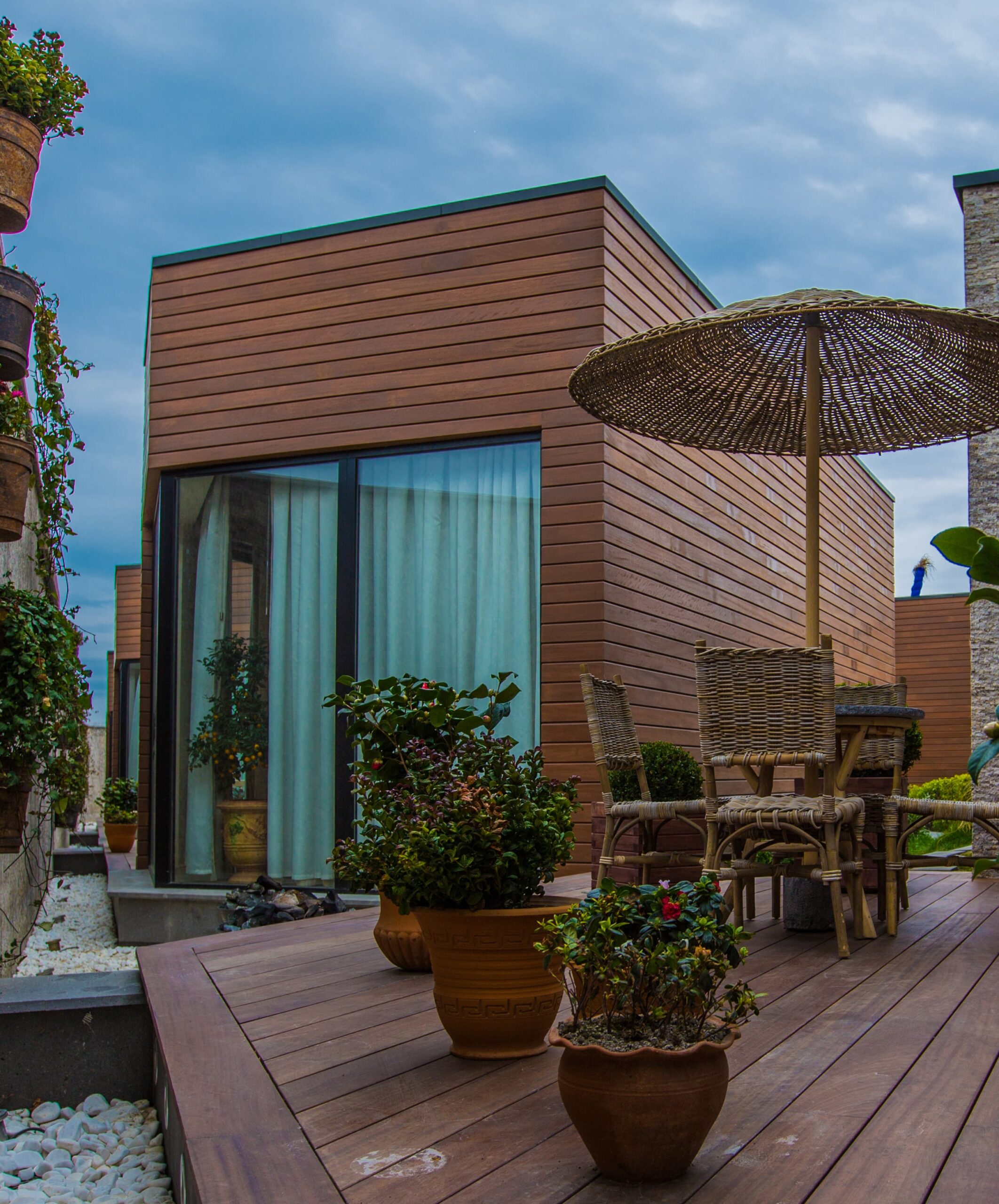 Terrasse bois moderne réalisée par ACDC Menuiserie à Montpellier avec table et décor végétal,